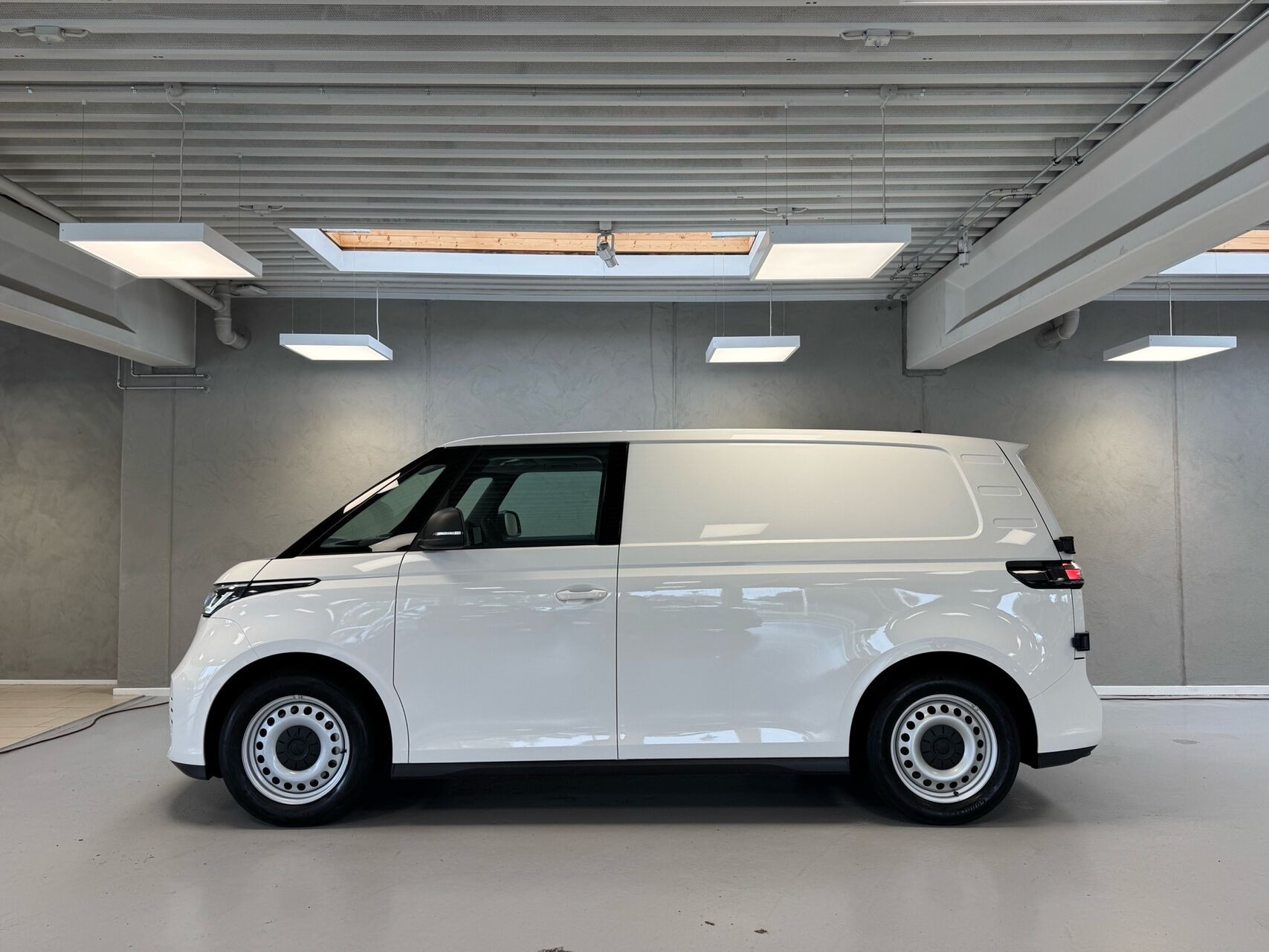 Hvid VW ID.Buzz Cargo fra 2024