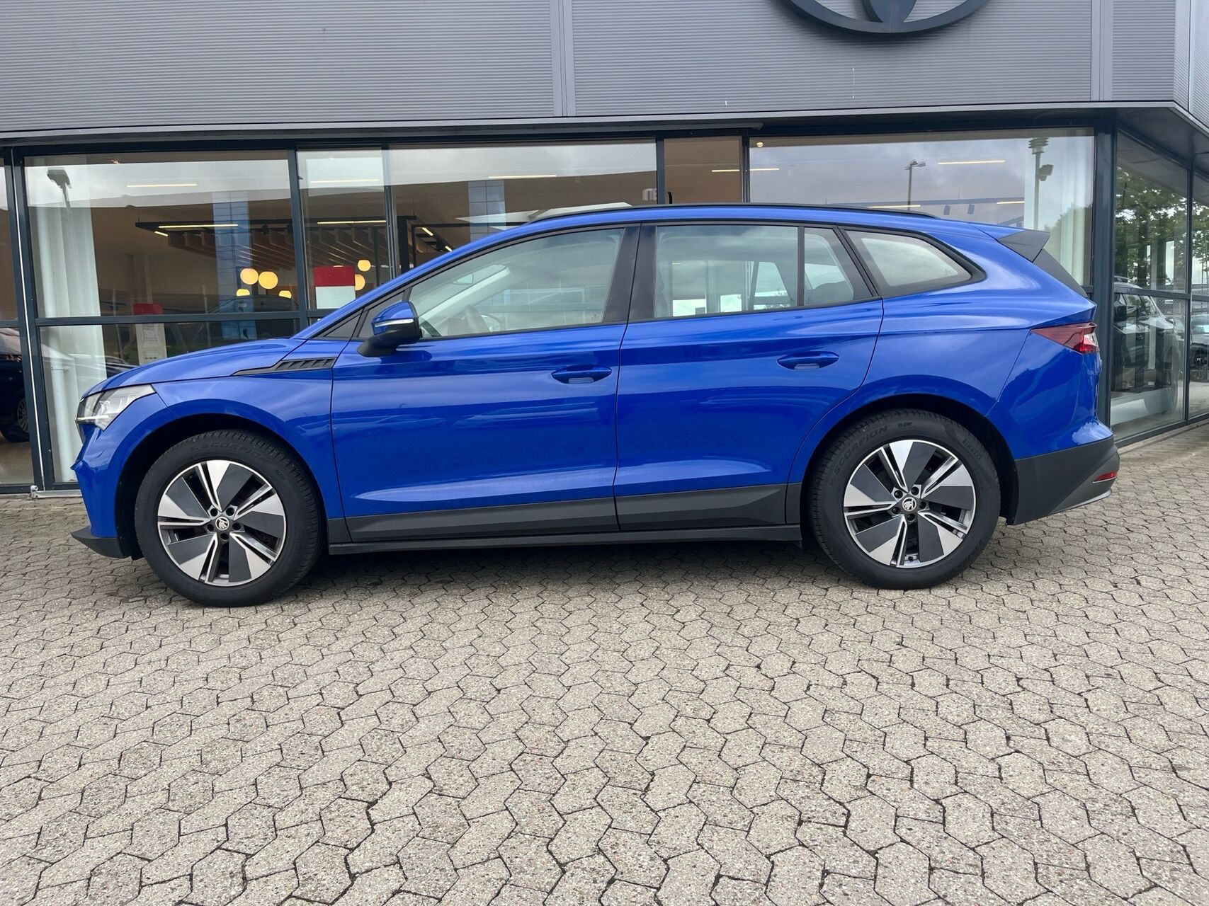 Blå Skoda Enyaq fra 2023