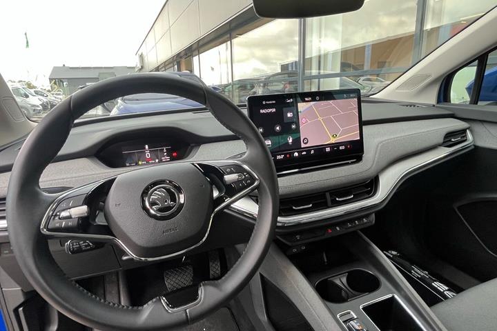 Blå Skoda Enyaq fra 2023
