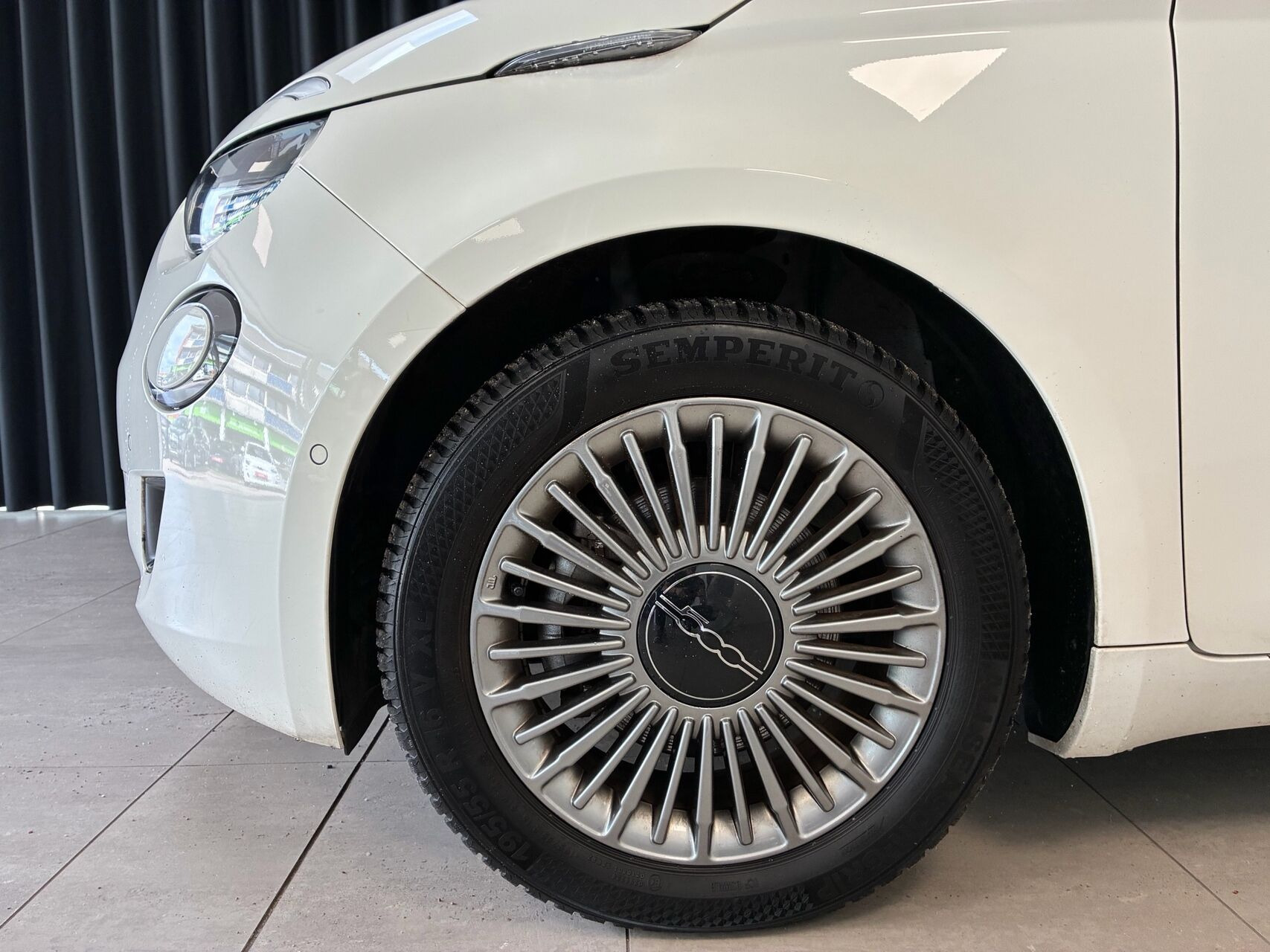 Hvid Fiat 500e fra 2023