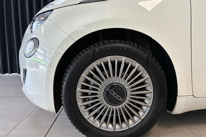 Hvid Fiat 500e fra 2023