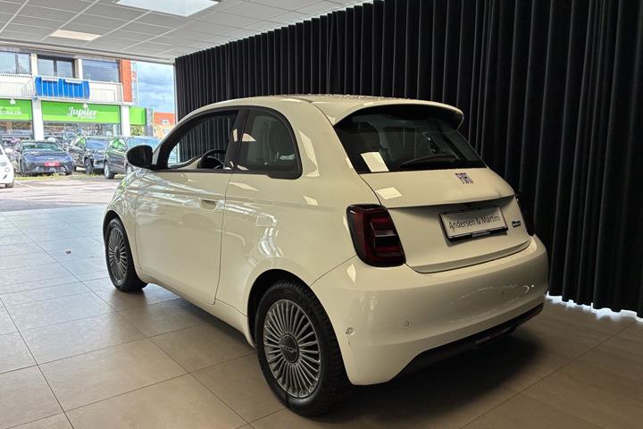 Hvid Fiat 500e fra 2023