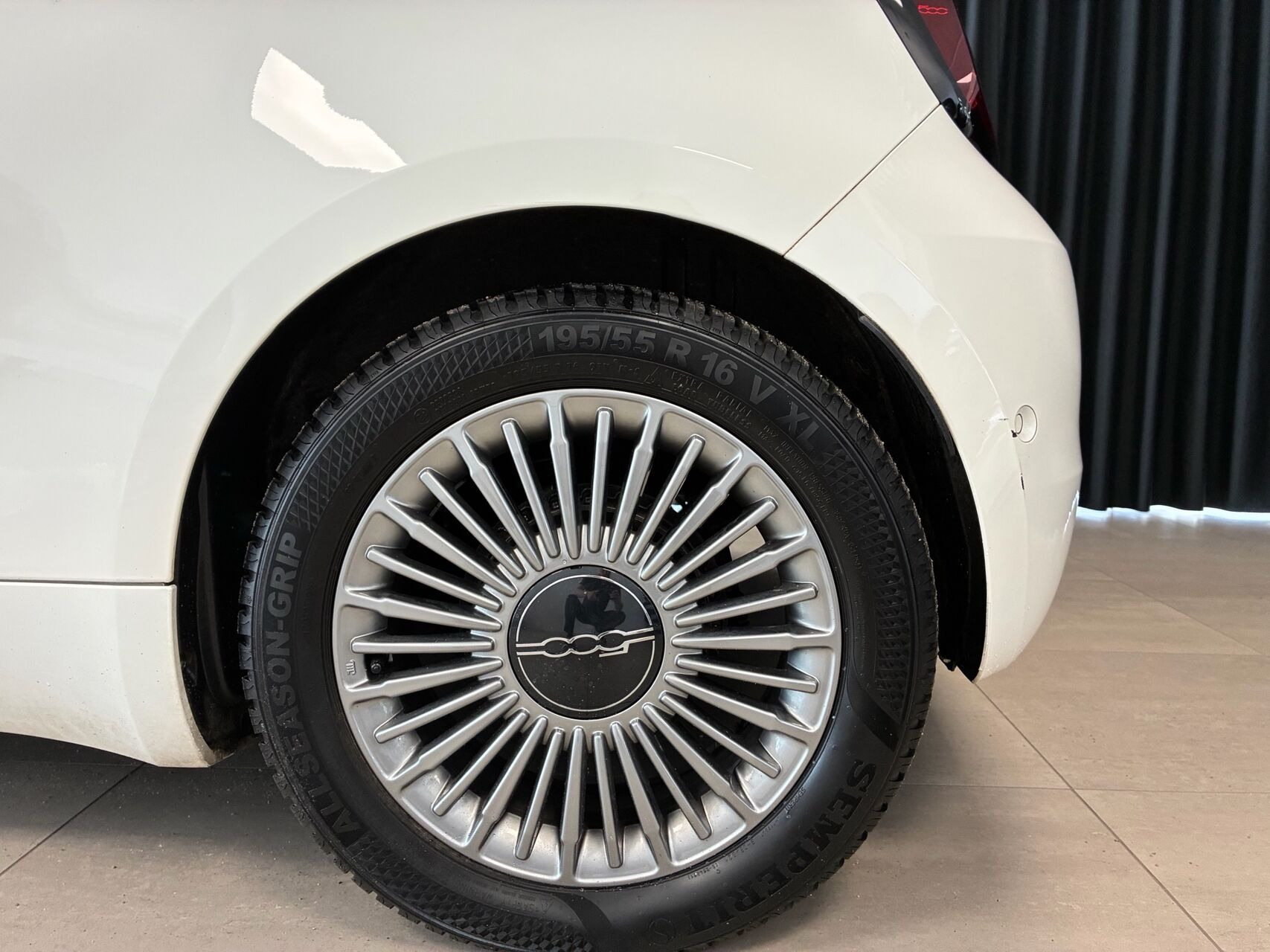 Hvid Fiat 500e fra 2023