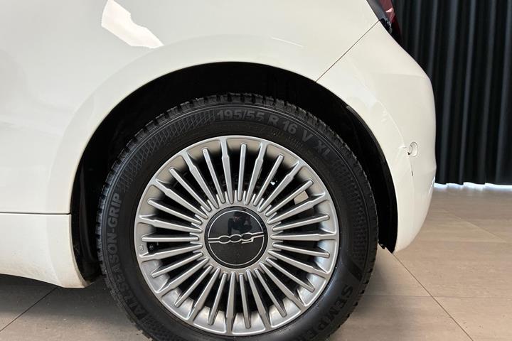 Hvid Fiat 500e fra 2023