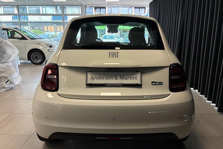 Hvid Fiat 500e fra 2023