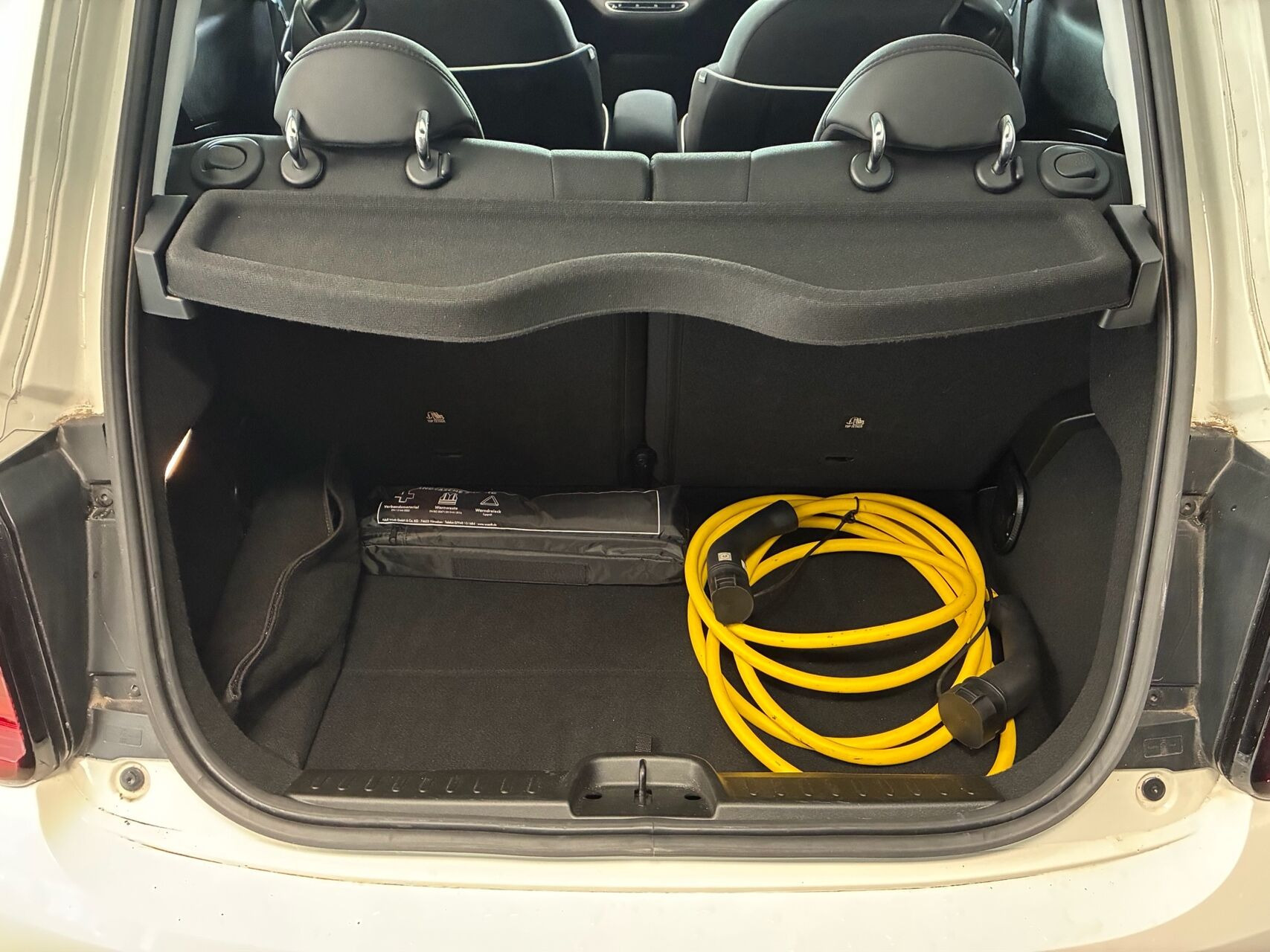 Hvid Fiat 500e fra 2023
