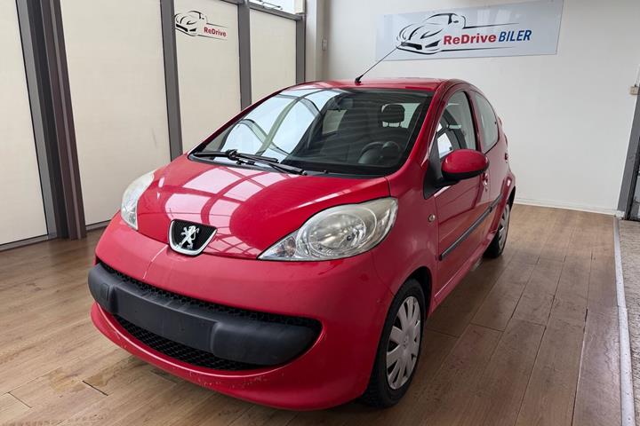 Rød Peugeot 107 fra 2009