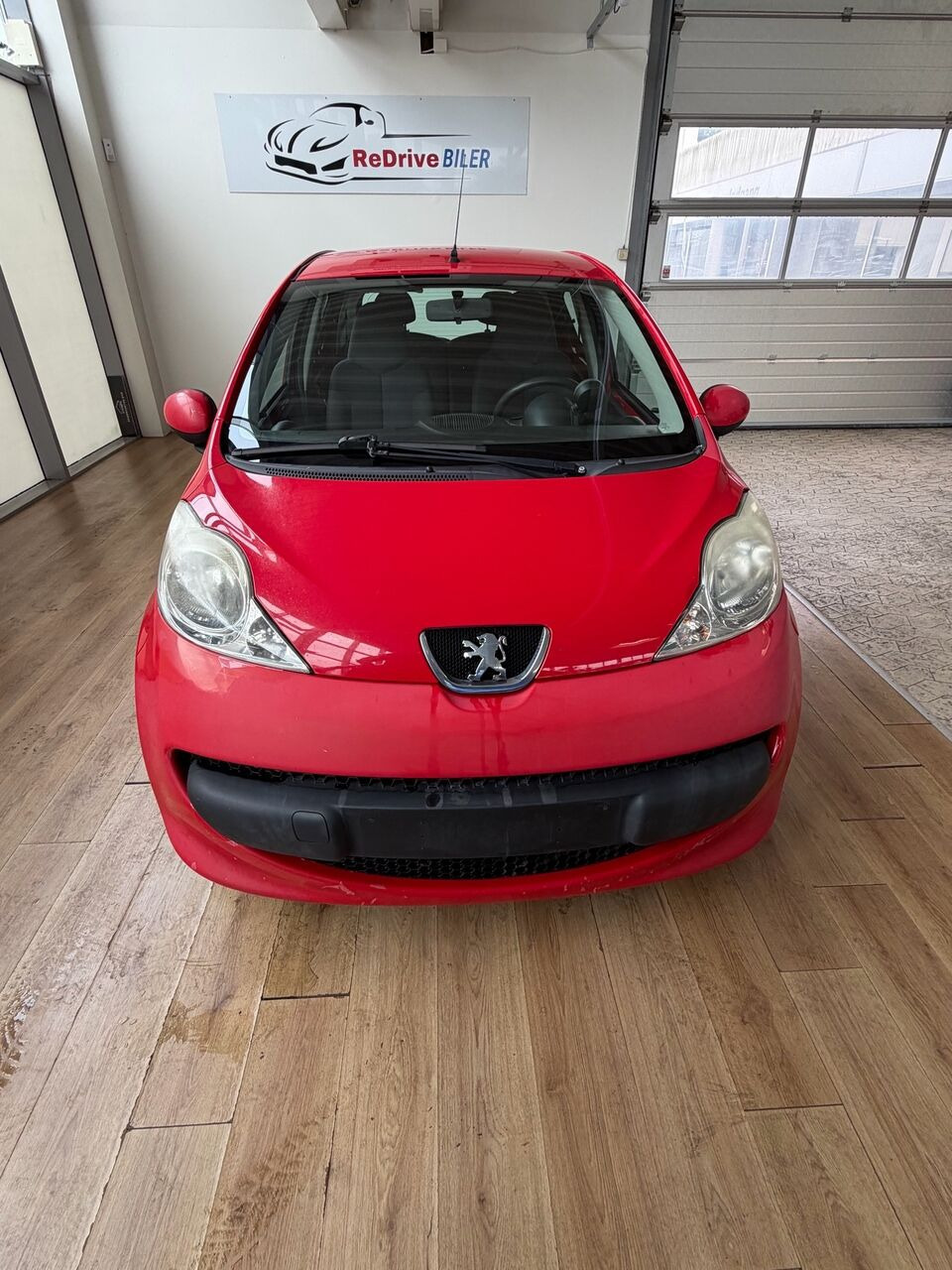 Rød Peugeot 107 fra 2009