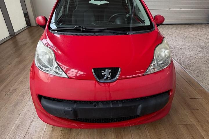Rød Peugeot 107 fra 2009
