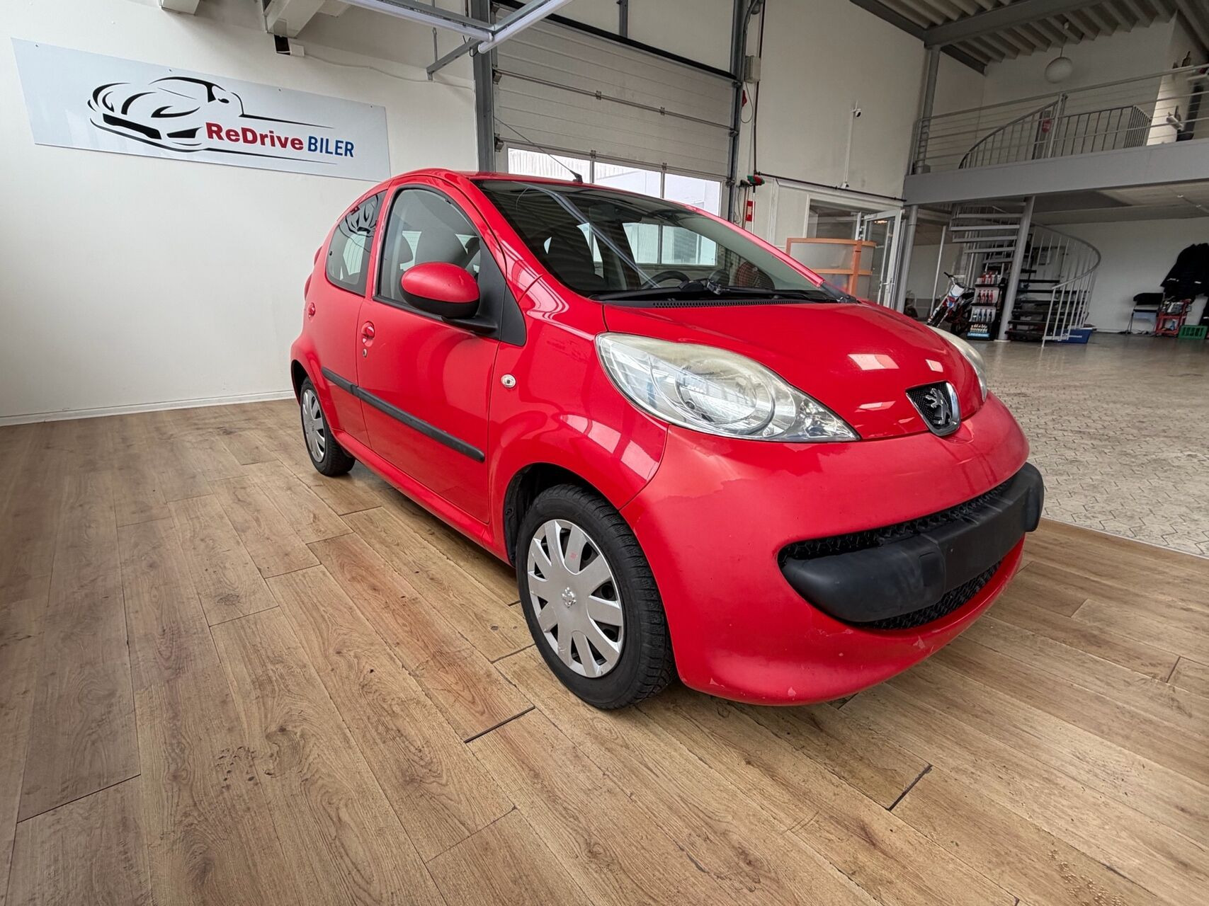 Rød Peugeot 107 fra 2009