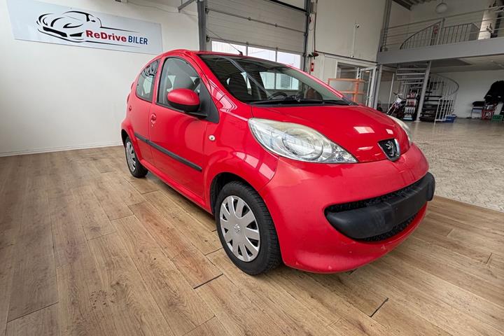 Rød Peugeot 107 fra 2009