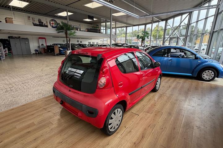 Rød Peugeot 107 fra 2009