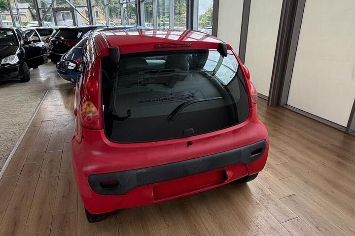 Rød Peugeot 107 fra 2009