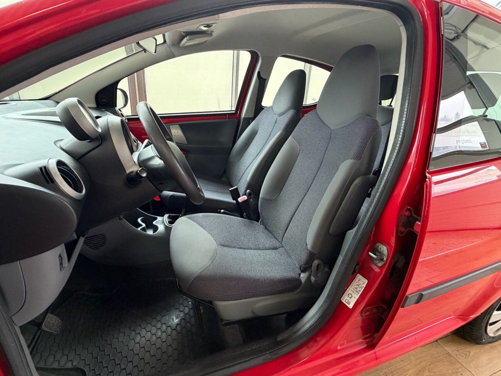 Rød Peugeot 107 fra 2009