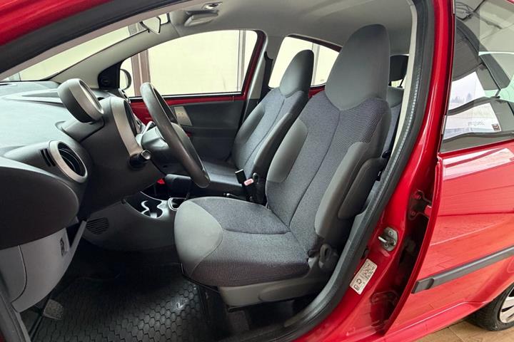 Rød Peugeot 107 fra 2009