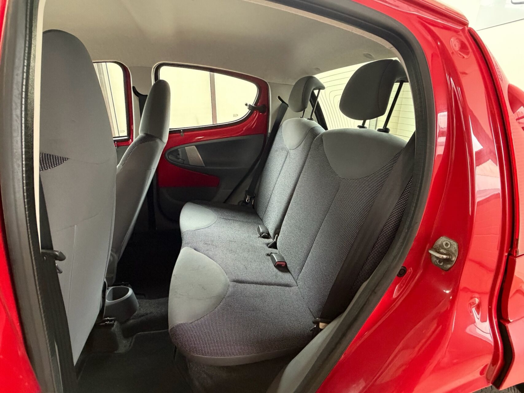 Rød Peugeot 107 fra 2009