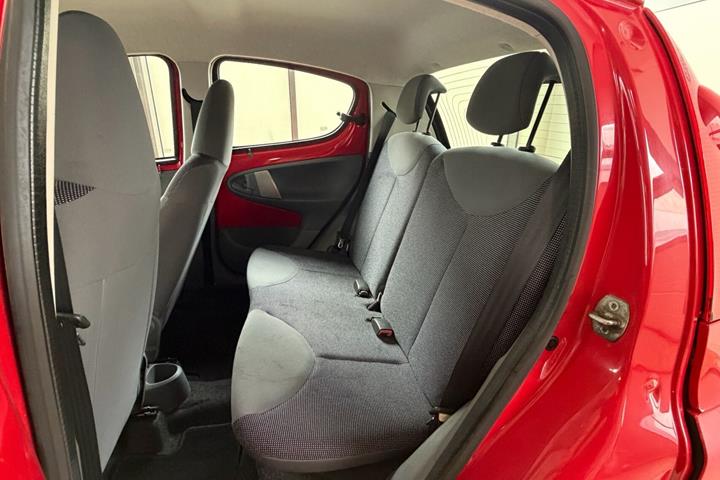 Rød Peugeot 107 fra 2009