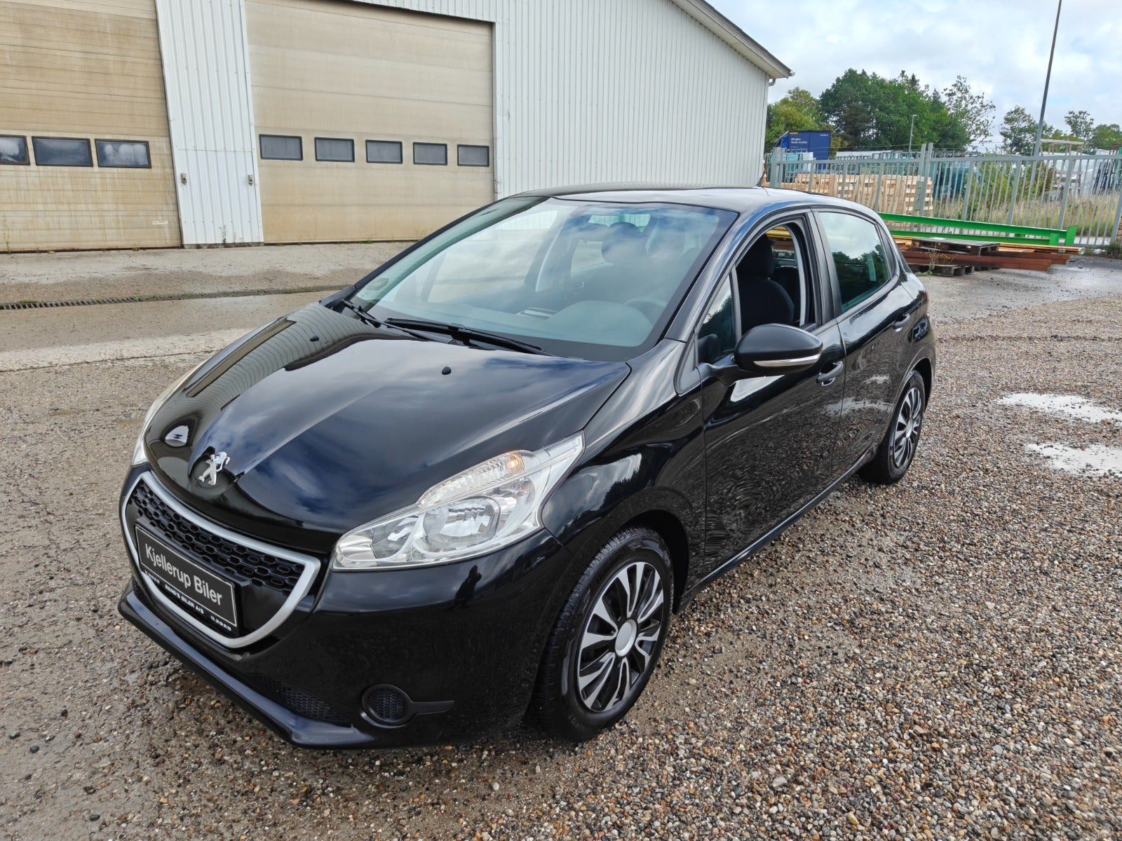 Gul Peugeot 208 fra 2014