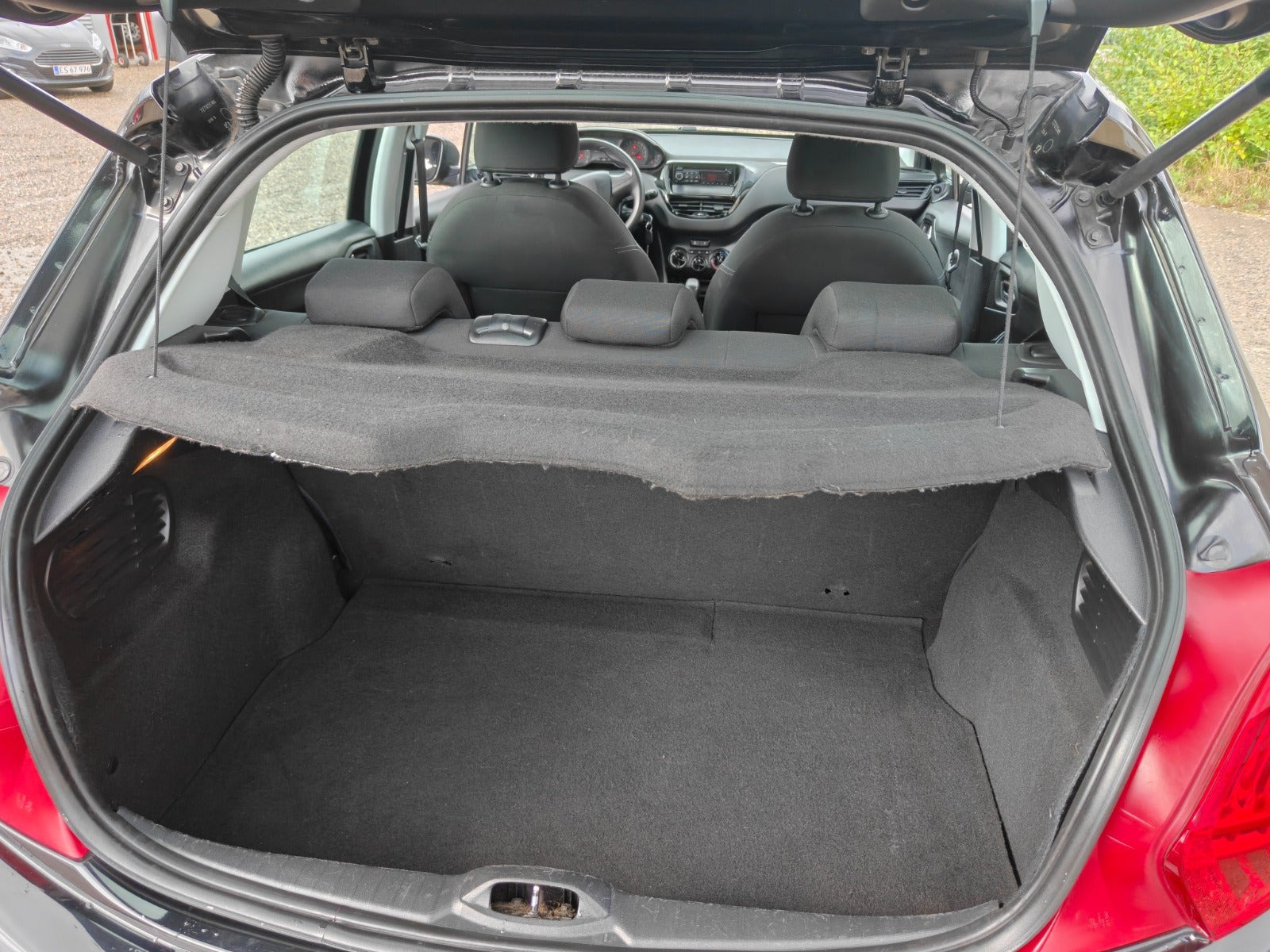 Gul Peugeot 208 fra 2014