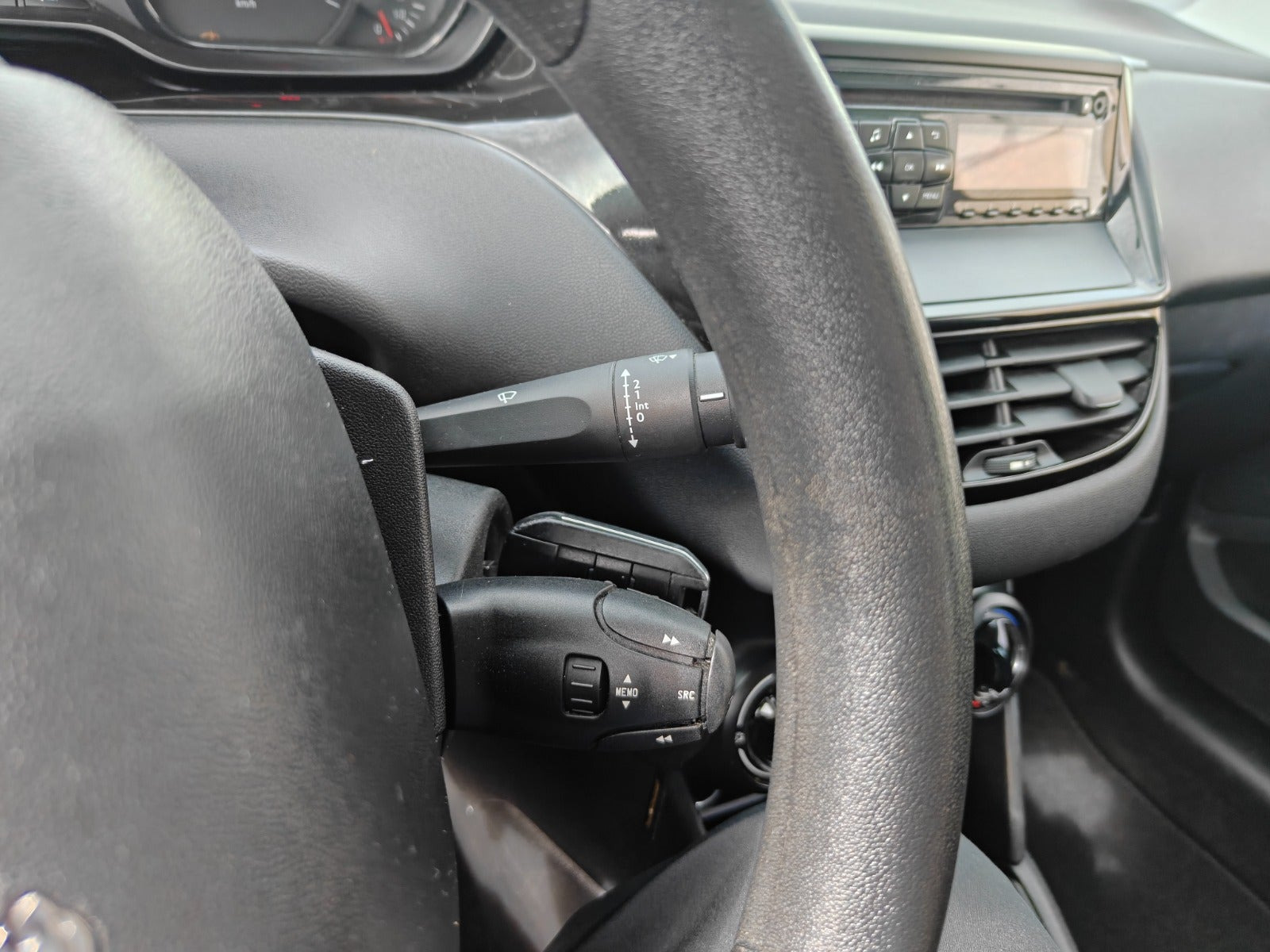 Gul Peugeot 208 fra 2014
