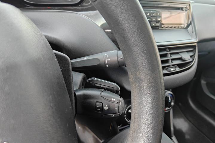 Gul Peugeot 208 fra 2014