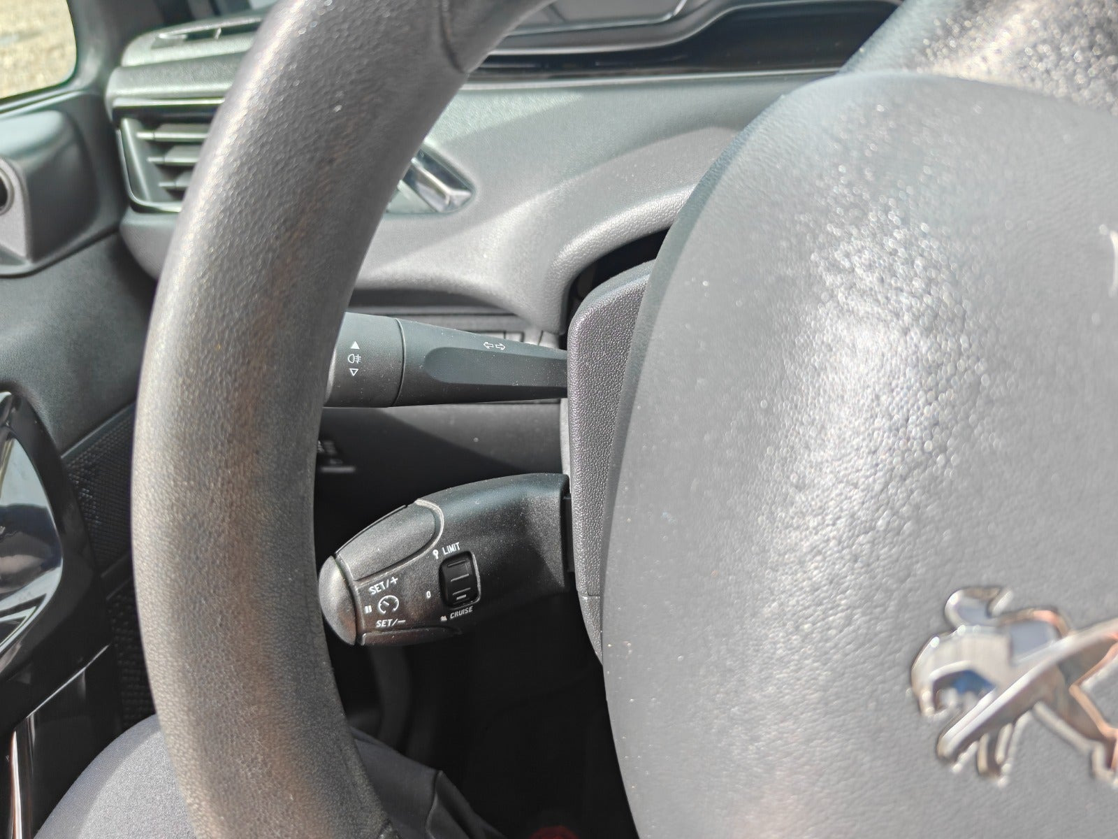 Gul Peugeot 208 fra 2014