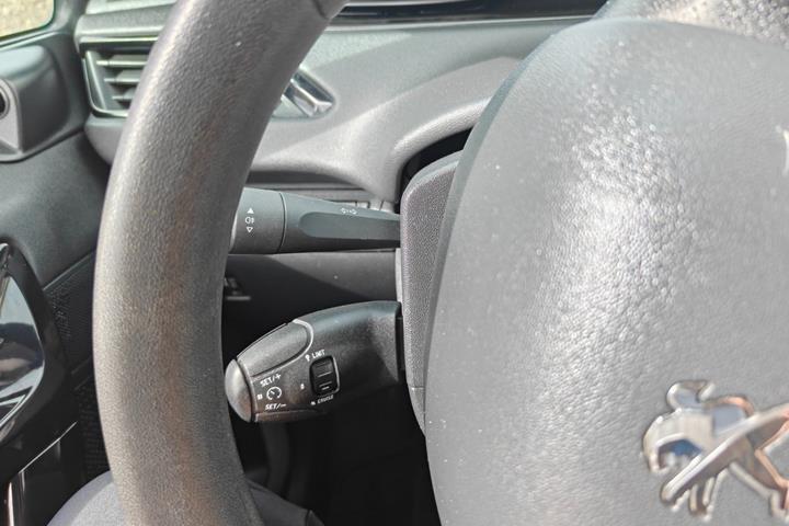 Gul Peugeot 208 fra 2014