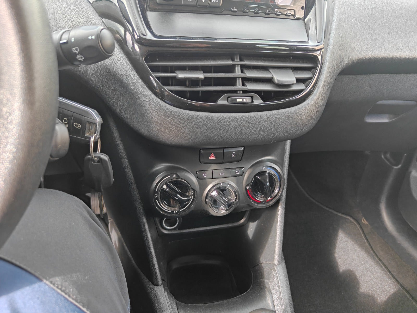 Gul Peugeot 208 fra 2014