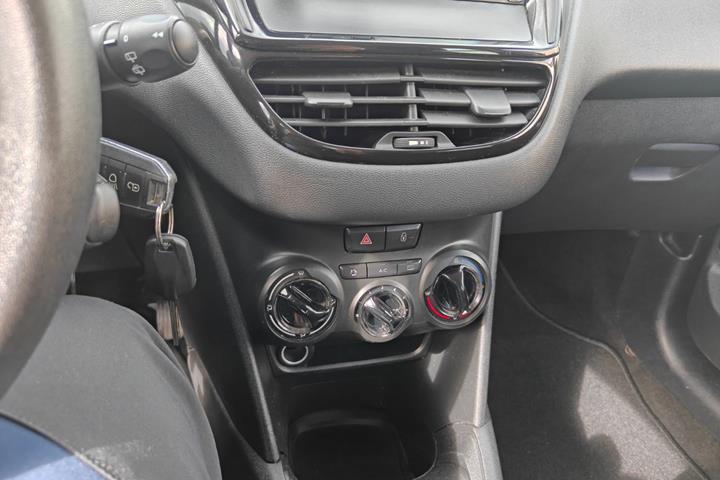 Gul Peugeot 208 fra 2014
