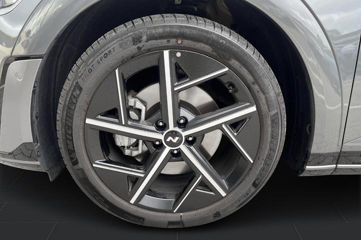 Grå Hyundai Ioniq 5 fra 2026