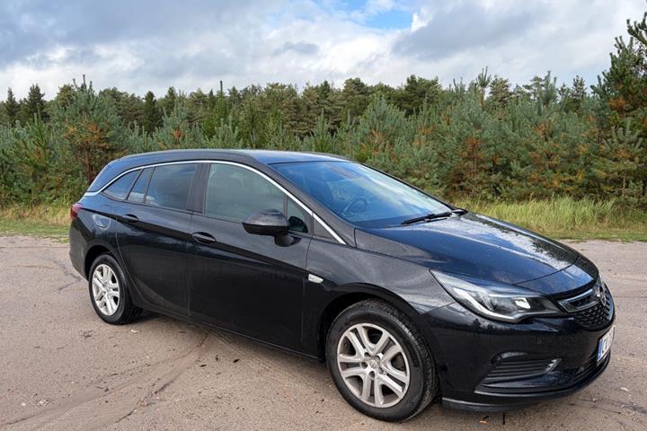 Sort Opel Astra fra 2018 set udefra