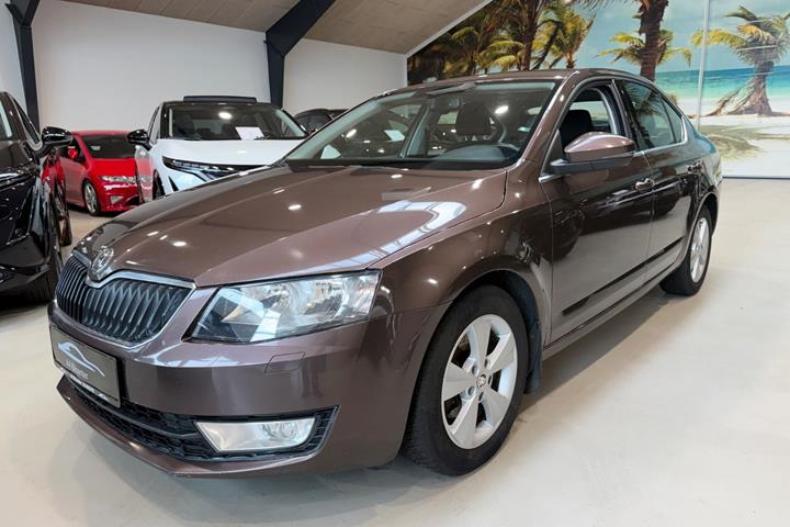 Brun Skoda Octavia fra 2015 set udefra