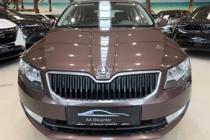 Brun Skoda Octavia fra 2015