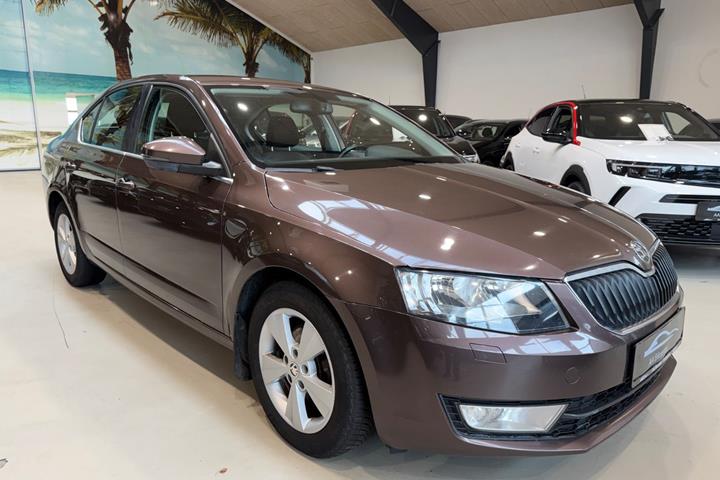 Brun Skoda Octavia fra 2015