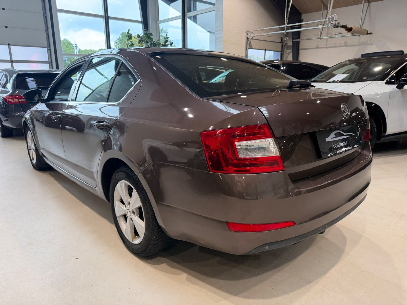 Brun Skoda Octavia fra 2015