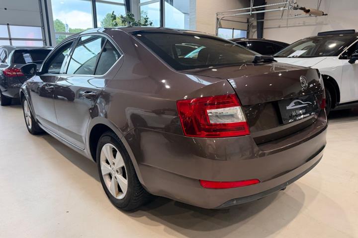 Brun Skoda Octavia fra 2015