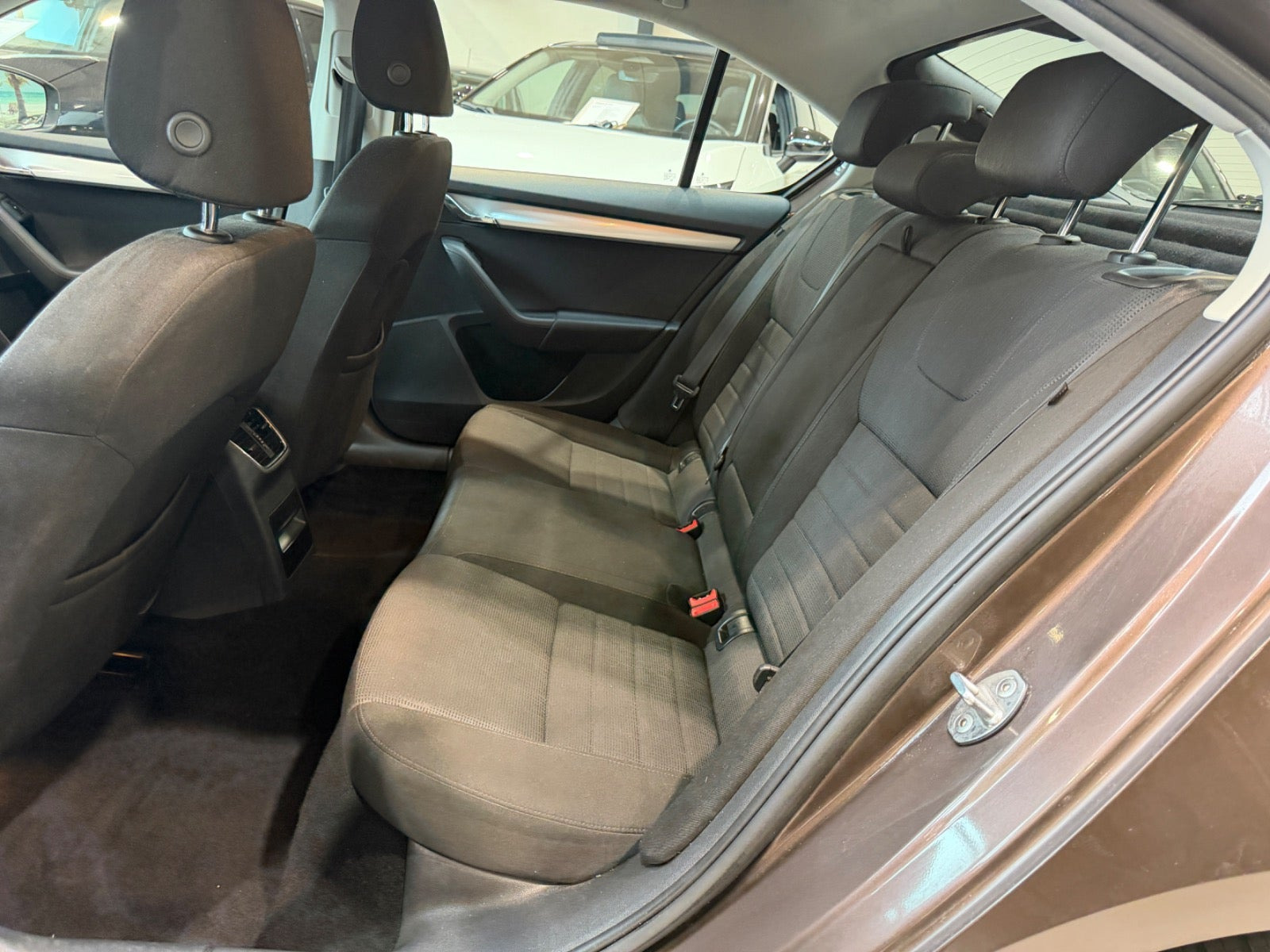 Brun Skoda Octavia fra 2015