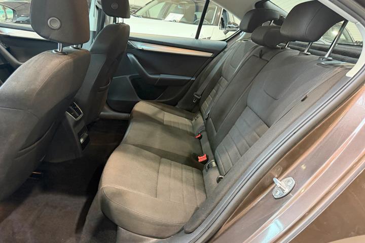 Brun Skoda Octavia fra 2015