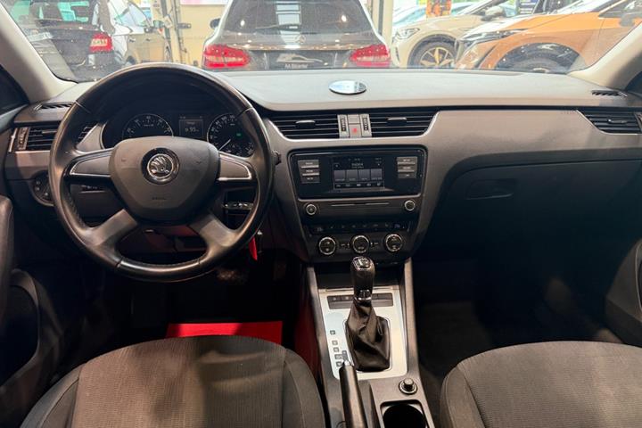 Brun Skoda Octavia fra 2015