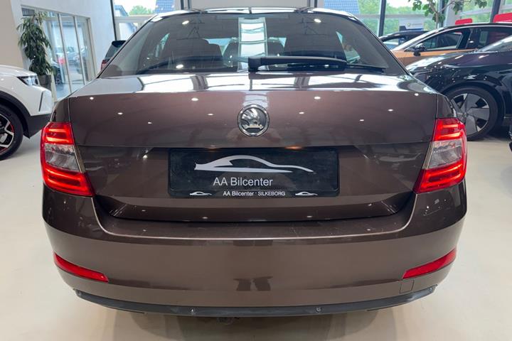 Brun Skoda Octavia fra 2015