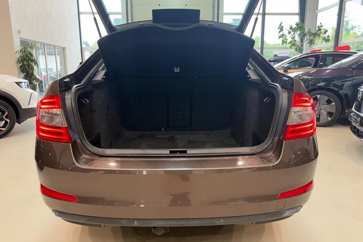Brun Skoda Octavia fra 2015