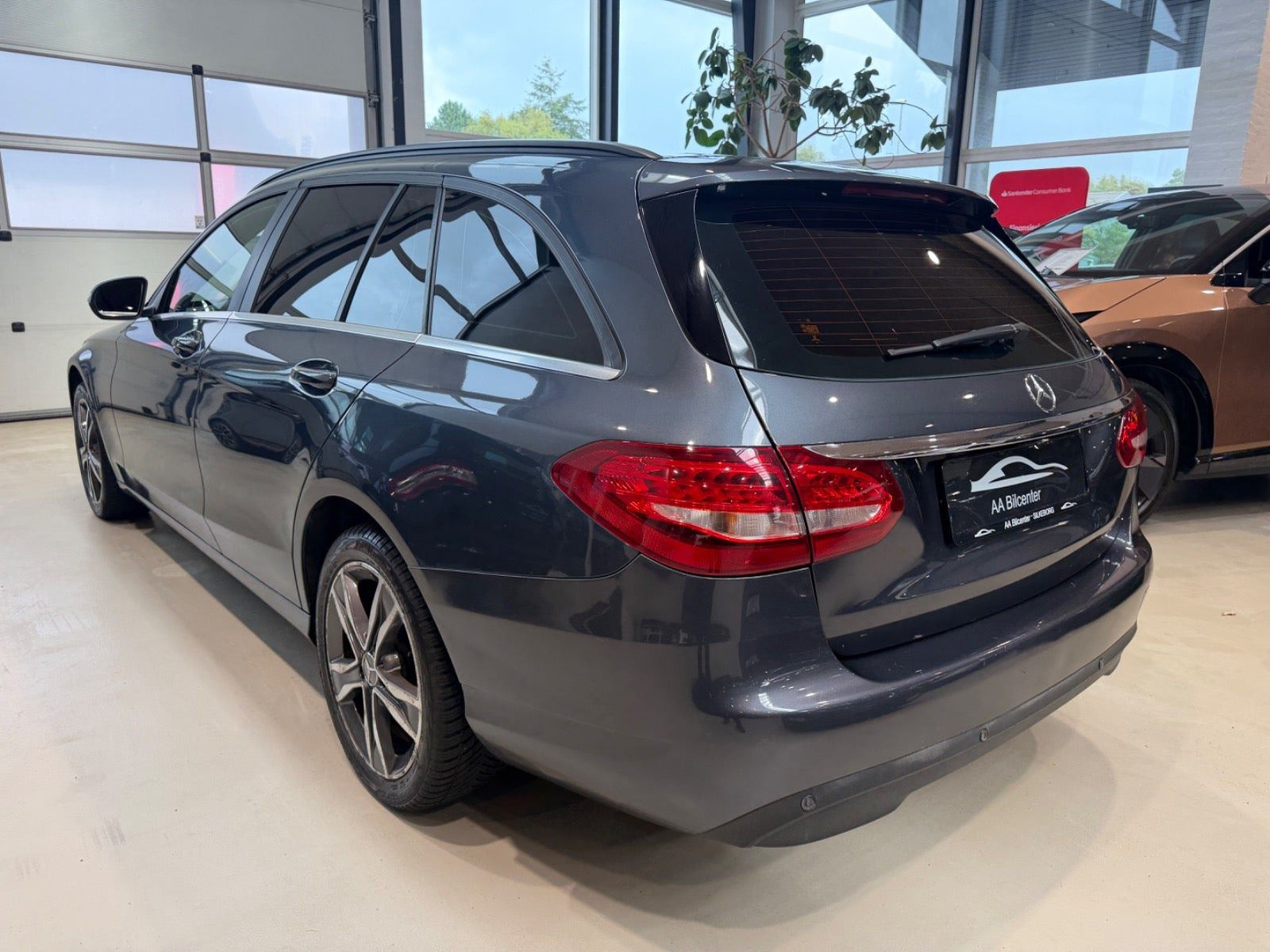 Grå Mercedes C200 d fra 2016