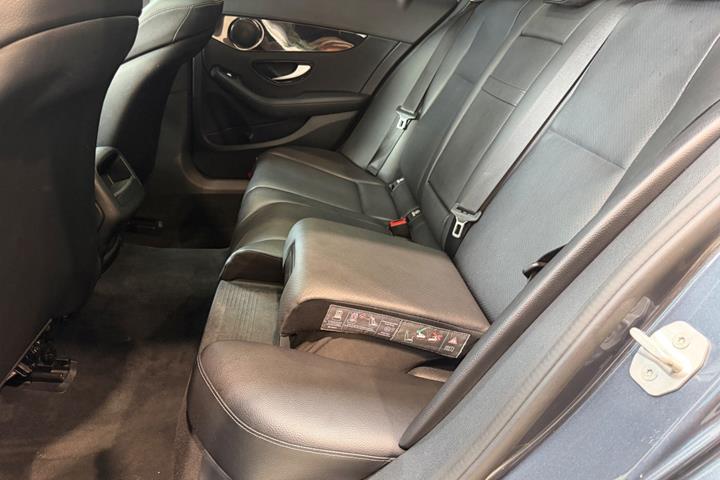 Grå Mercedes C200 d fra 2016