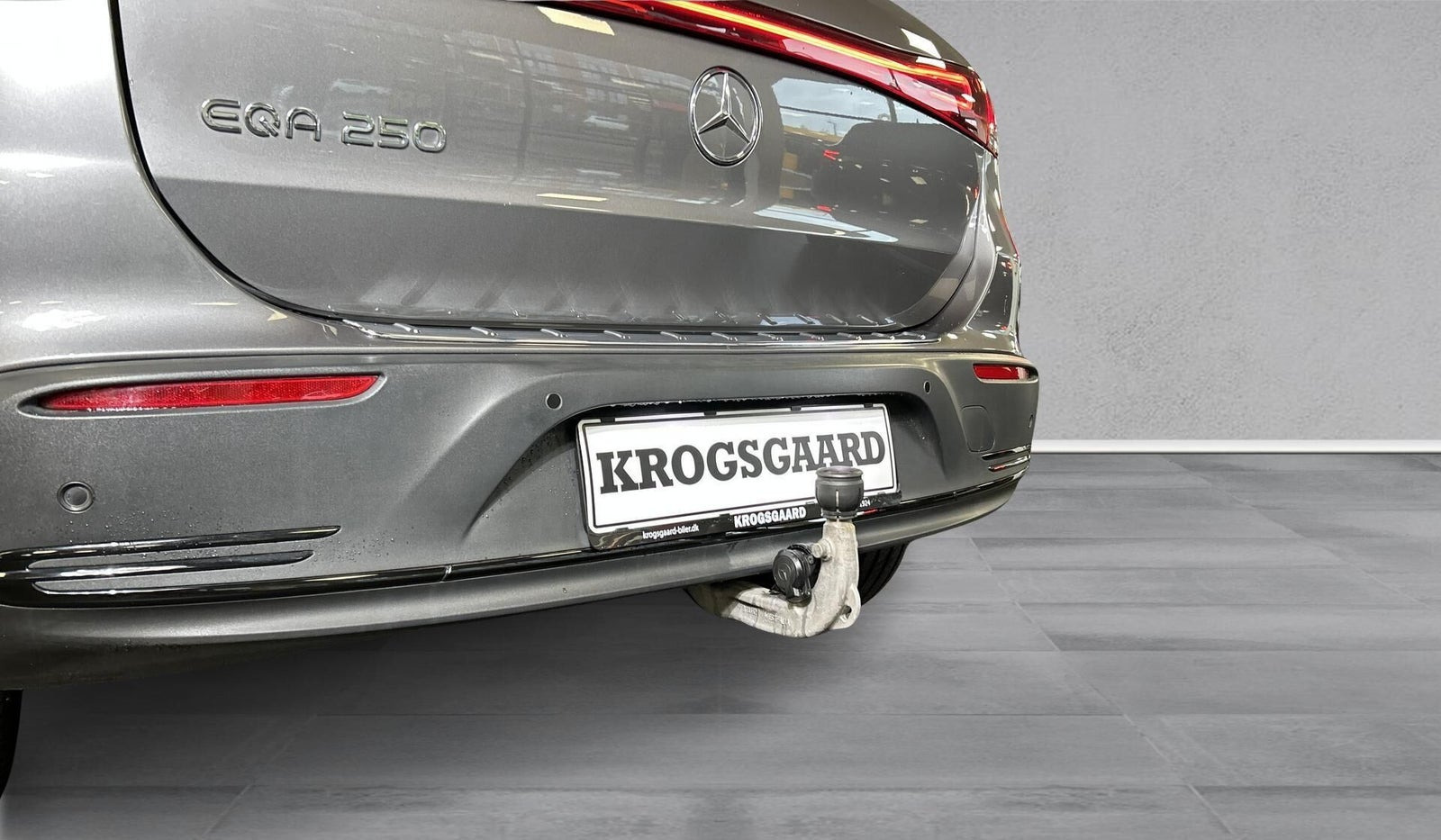 Grå Mercedes EQA250+ fra 2021