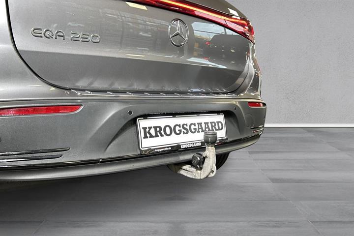 Grå Mercedes EQA250+ fra 2021