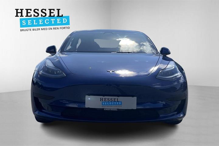 Blå Tesla Model 3 fra 2021