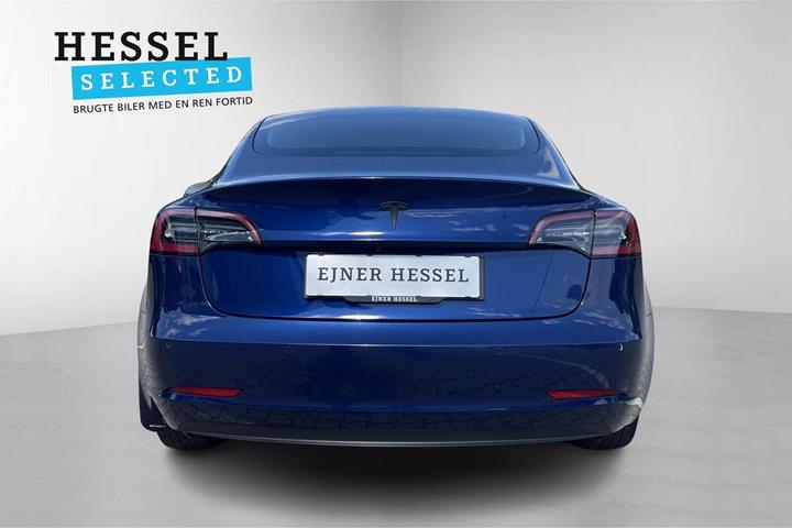 Blå Tesla Model 3 fra 2021