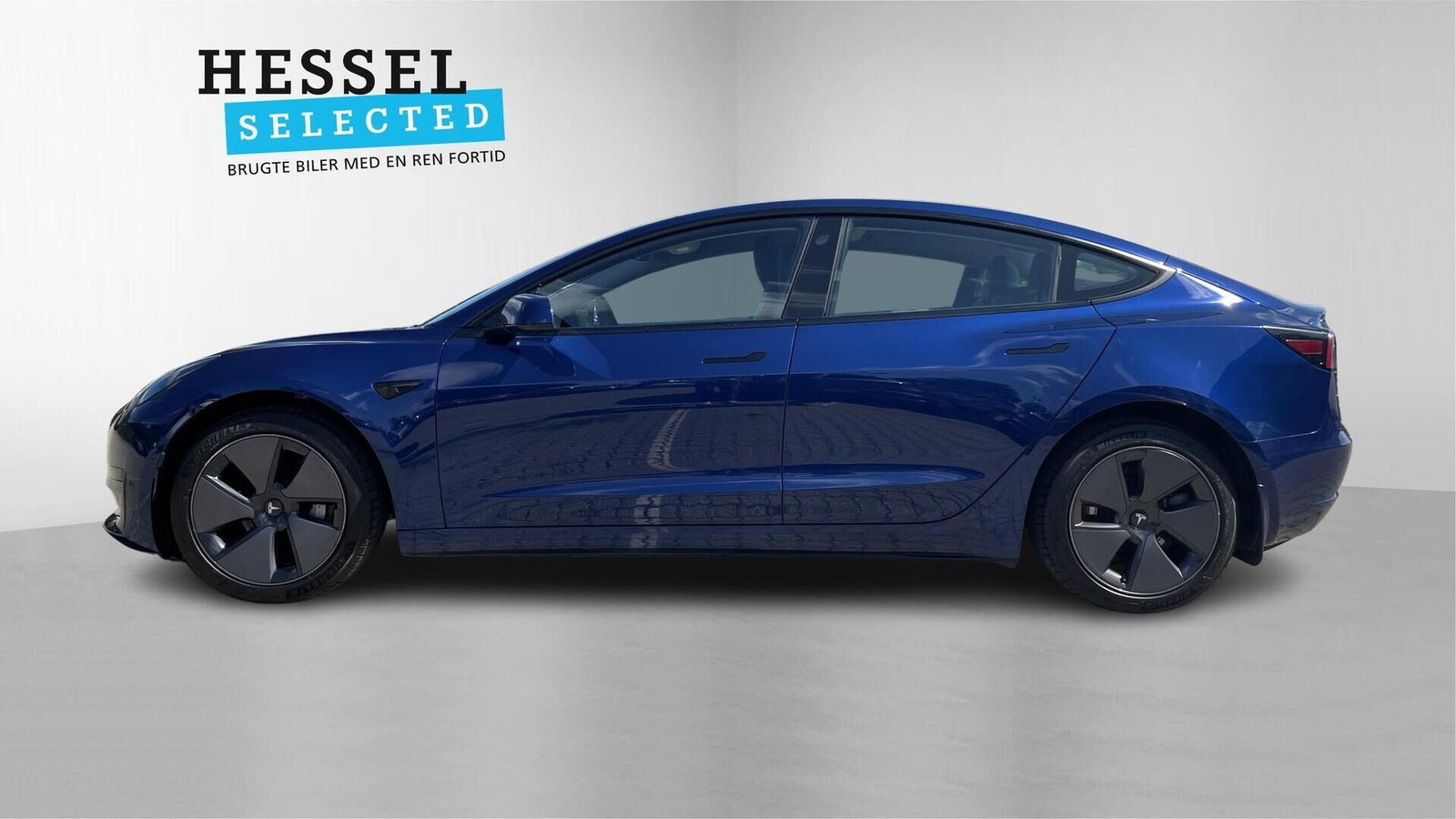 Blå Tesla Model 3 fra 2021