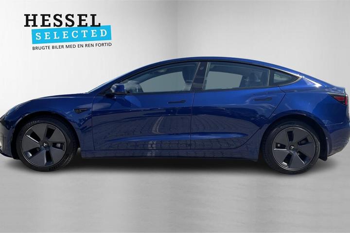 Blå Tesla Model 3 fra 2021