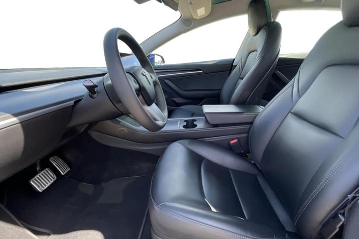 Blå Tesla Model 3 fra 2021